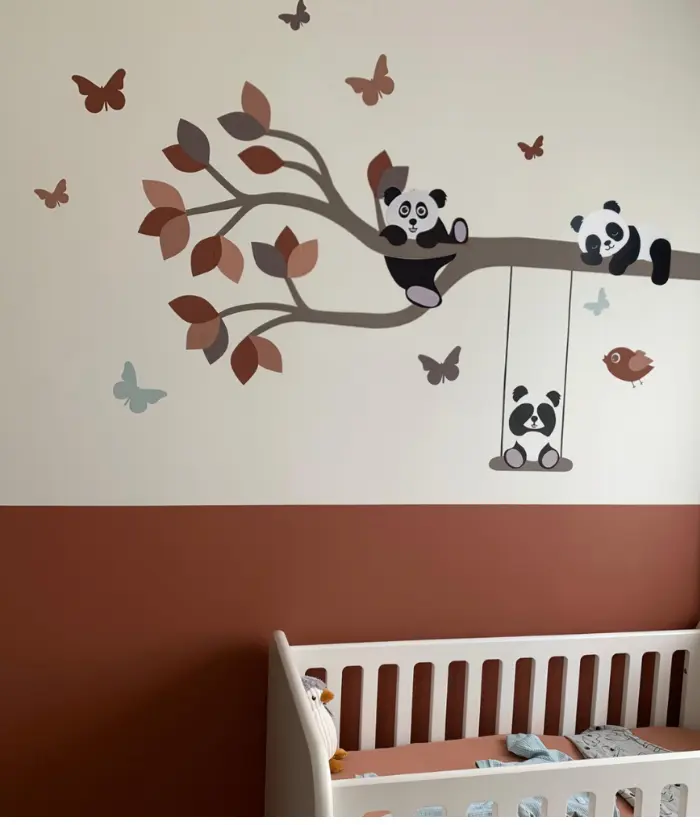 Terracotta babykamer met pandaberen muurdecoratie